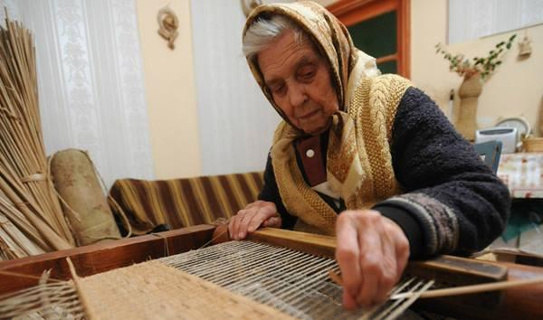 Török Józsefné Juliska néni, 89 éves gyékényszövő asszony